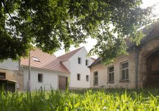 Nový domov našli architekti Barbora a Jiří Weinzettlovi z ateliéru A111 v jihočeských Trhových Svinech.
