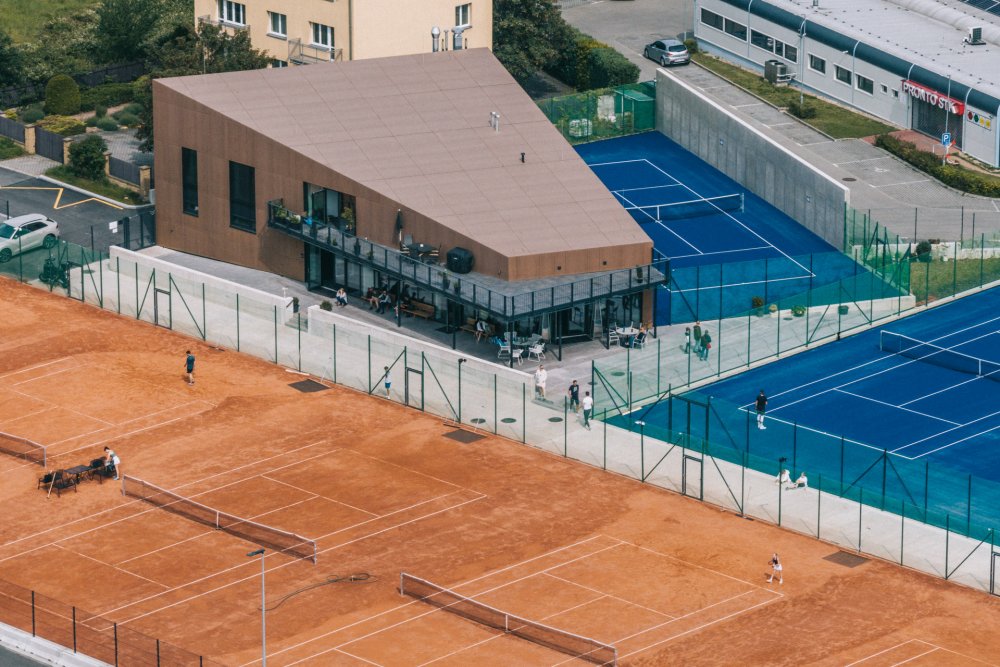 První vlaštovkou proměn brownfieldu jsou nové tenisové kurty.