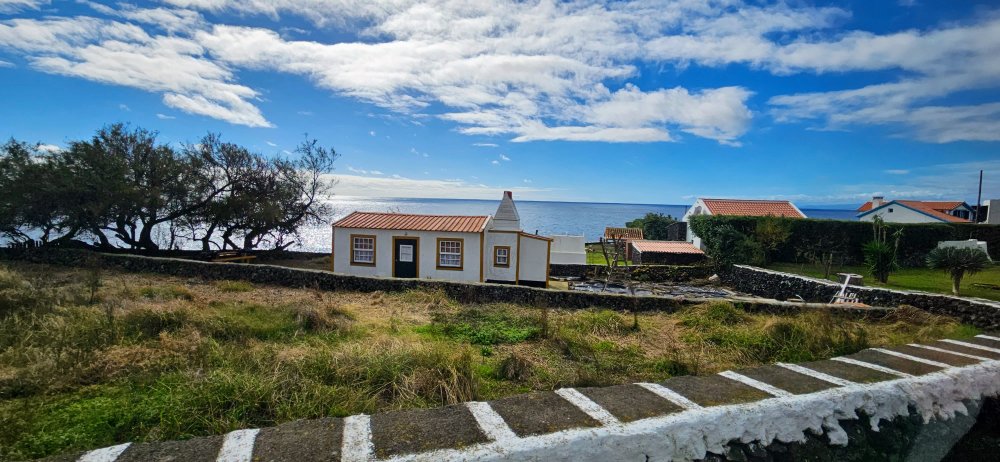 Typická místní architektura s kamennými zídkami a dělenými okny. Terceira