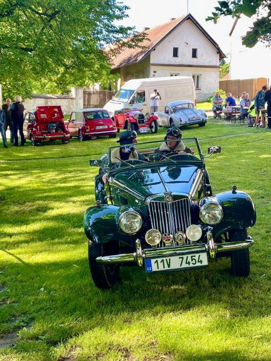 Embéčka, trabanty, americké koráby i auta ze třicátých let. Závody veteránů nejsou jen přehlídkou starých strojů, ale návratem do doby, kdy se auta opravdu řídila a každá jízda byla zážitek. Prohlédněte si atmosféru akce, kde se potkávají rodinné posádky, dobové oblečení, vůně benzinu, nadšení diváci i vozy, jejichž cena dnes může sahat do statisíců.