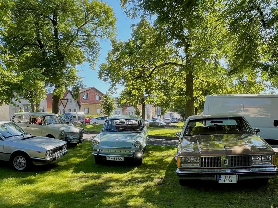 Embéčka, trabanty, americké koráby i auta ze třicátých let. Závody veteránů nejsou jen přehlídkou starých strojů, ale návratem do doby, kdy se auta opravdu řídila a každá jízda byla zážitek. Prohlédněte si atmosféru akce, kde se potkávají rodinné posádky, dobové oblečení, vůně benzinu, nadšení diváci i vozy, jejichž cena dnes může sahat do statisíců.