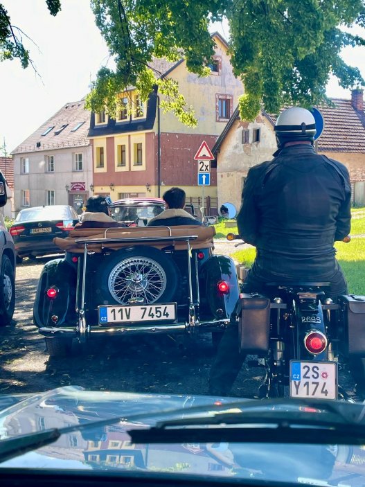 Embéčka, trabanty, americké koráby i auta ze třicátých let. Závody veteránů nejsou jen přehlídkou starých strojů, ale návratem do doby, kdy se auta opravdu řídila a každá jízda byla zážitek. Prohlédněte si atmosféru akce, kde se potkávají rodinné posádky, dobové oblečení, vůně benzinu, nadšení diváci i vozy, jejichž cena dnes může sahat do statisíců.