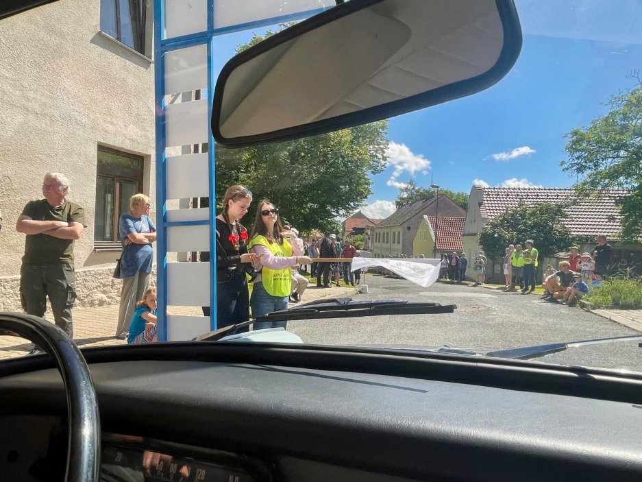 Embéčka, trabanty, americké koráby i auta ze třicátých let. Závody veteránů nejsou jen přehlídkou starých strojů, ale návratem do doby, kdy se auta opravdu řídila a každá jízda byla zážitek. Prohlédněte si atmosféru akce, kde se potkávají rodinné posádky, dobové oblečení, vůně benzinu, nadšení diváci i vozy, jejichž cena dnes může sahat do statisíců.