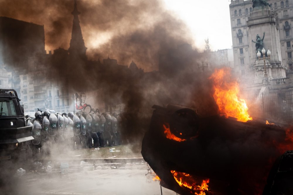 Násilné protesty provázely debatu v argentinském senátu o úsporných opatřeních, která prosazuje pravicový prezident Javier Milei