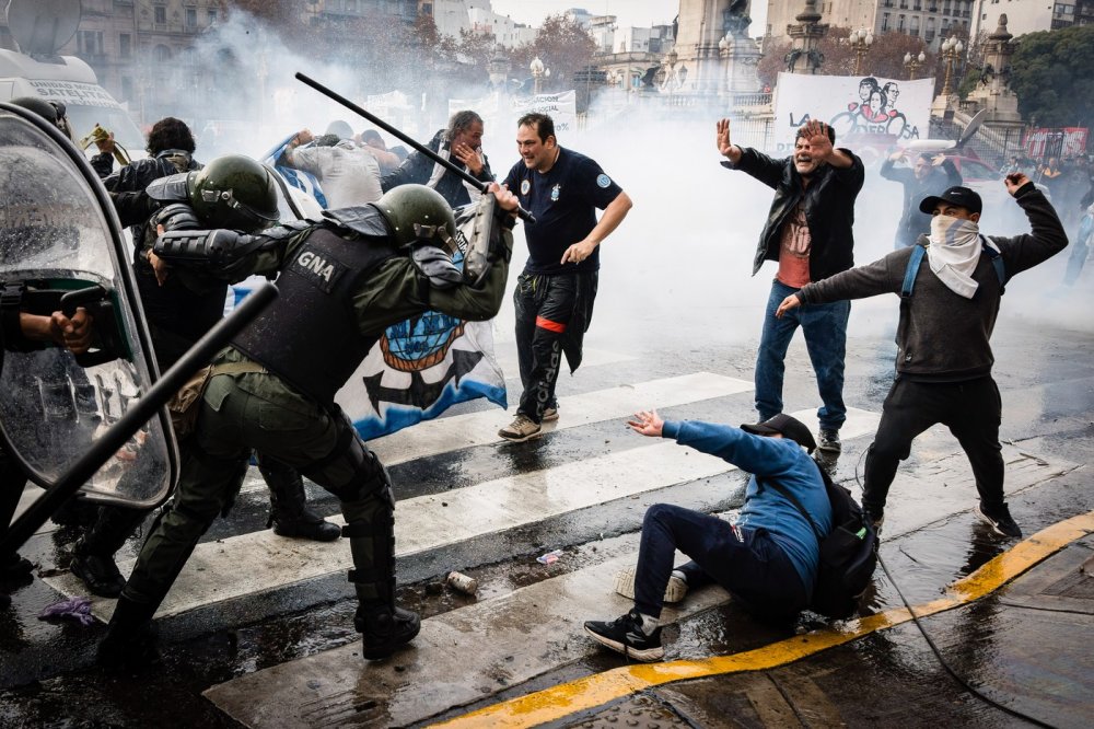 Násilné protesty provázely debatu v argentinském senátu o úsporných opatřeních, která prosazuje pravicový prezident Javier Milei