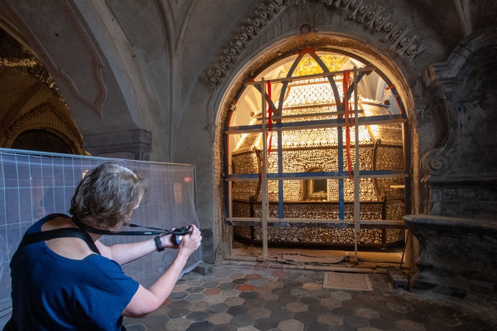 Odborníci v kutnohorské kostnici dokončili obnovu první pyramidy z lidských kostí, která musela být rozebrána při celkové rekonstrukci památky