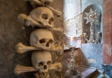 Odborníci v kutnohorské kostnici dokončili obnovu první pyramidy z lidských kostí, která musela být rozebrána při celkové rekonstrukci památky