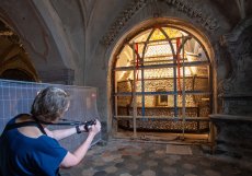 Odborníci v kutnohorské kostnici dokončili obnovu první pyramidy z lidských kostí, která musela být rozebrána při celkové rekonstrukci památky