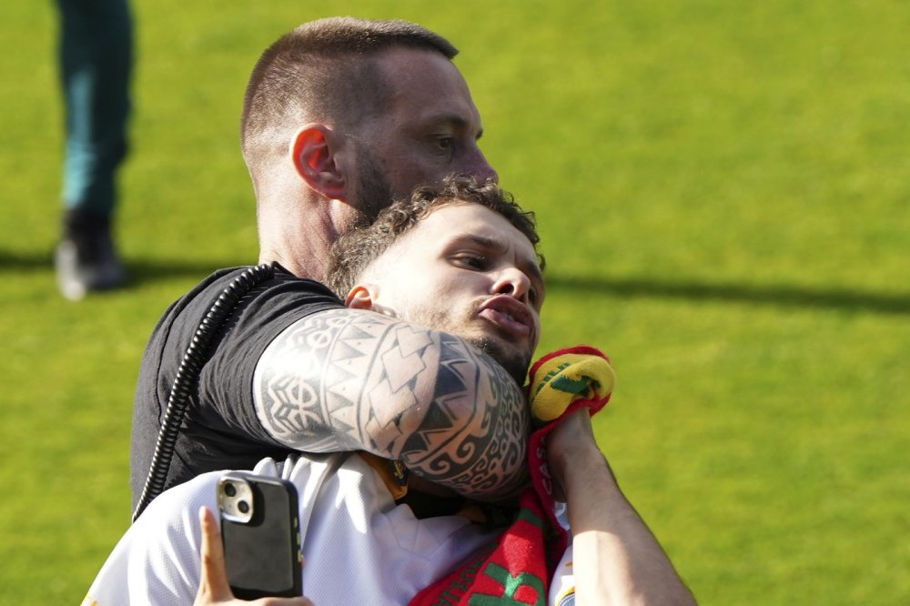 Fanoušek, který narušil trénink fotbalistů Portugalska