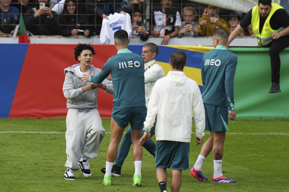 Kolem Cristiana Ronalda je rušno. Při tréninku německém Güterslohu se k němu dostali někteří fanoušci