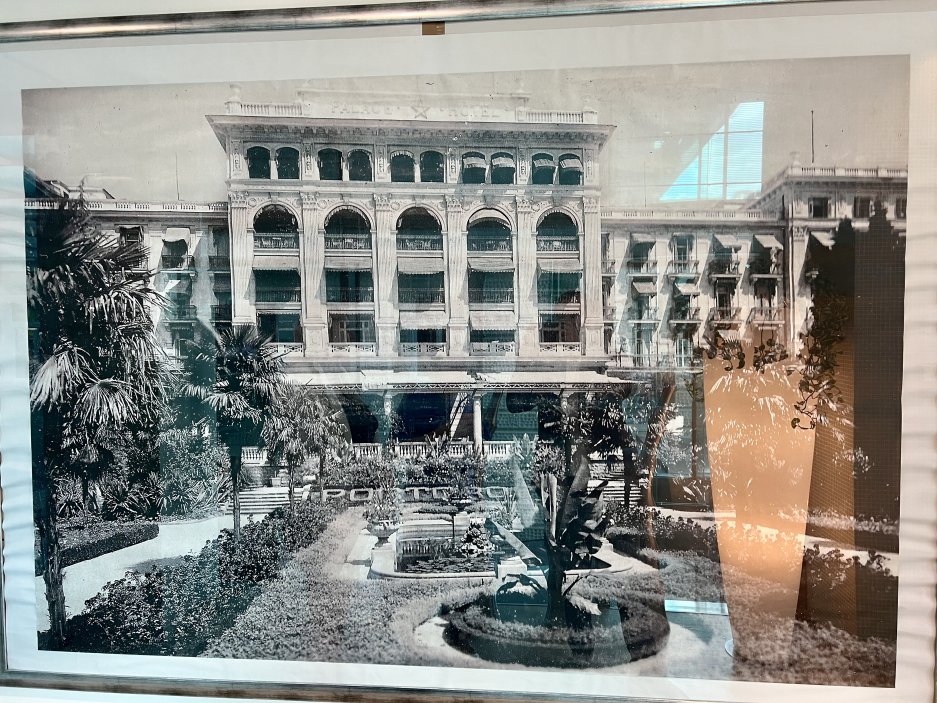 Historická fotografie hotelu z dob Jugoslávie