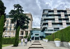 Historické křídlo vlevo a moderní přístavba vpravo