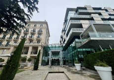 Historické křídlo vlevo a moderní přístavba vpravo