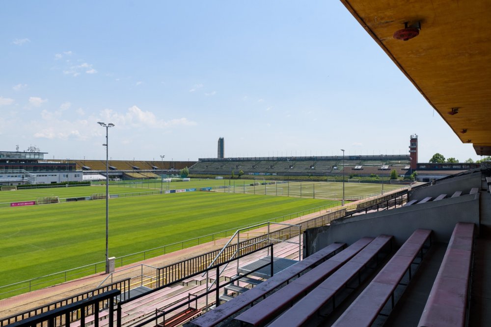 Návštěvníci se od průvodců podle organizátorů dozvědí mnoho zajímavostí o stadionu, který se otevřel před 98 lety, 4. července 1926, kdy se zde konal VIII. všesokolský slet. Později hostil spartakiády, vojenské přehlídky, mši papeže Jana Pavla II. nebo koncerty, mimo jiné i koncert skupiny Rolling Stones. 