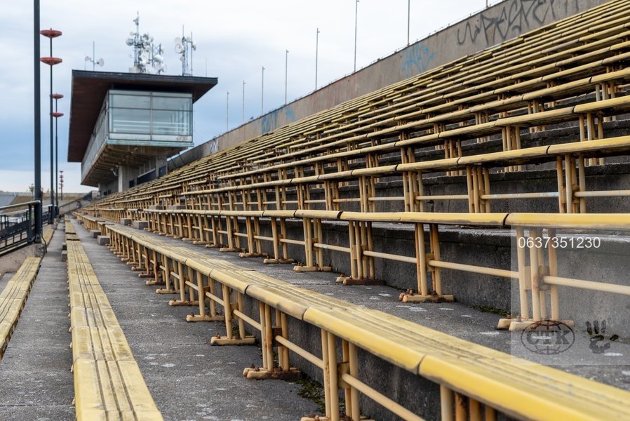 Návštěvníci se od průvodců podle organizátorů dozvědí mnoho zajímavostí o stadionu, který se otevřel před 98 lety, 4. července 1926, kdy se zde konal VIII. všesokolský slet. Později hostil spartakiády, vojenské přehlídky, mši papeže Jana Pavla II. nebo koncerty, mimo jiné i koncert skupiny Rolling Stones. 