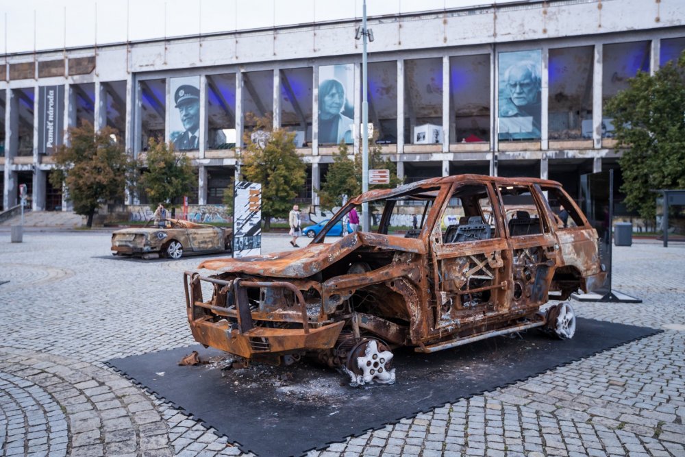 Expozice zničených aut z ukrajinské války