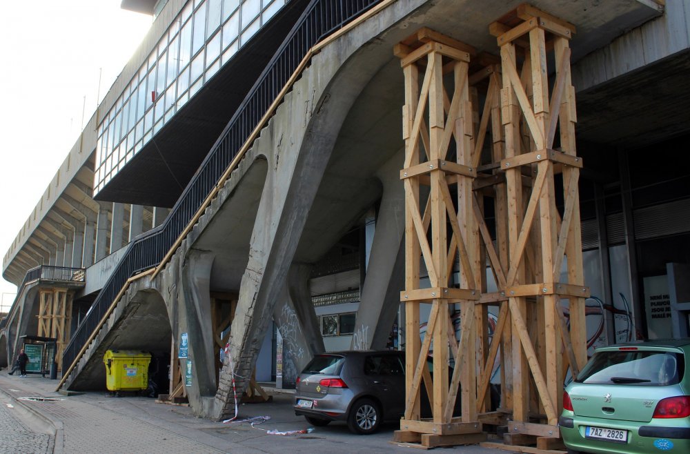 Strahovský stadion již roky chátrá