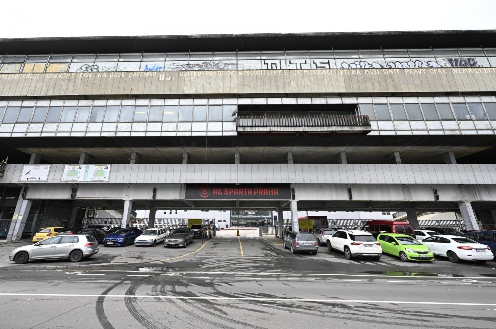 Návštěvníci se od průvodců podle organizátorů dozvědí mnoho zajímavostí o stadionu, který se otevřel před 98 lety, 4. července 1926, kdy se zde konal VIII. všesokolský slet. Později hostil spartakiády, vojenské přehlídky, mši papeže Jana Pavla II. nebo koncerty, mimo jiné i koncert skupiny Rolling Stones. 