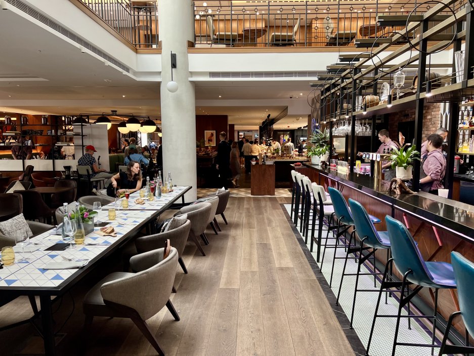 Bar The Artisan přiléhající k restauraci