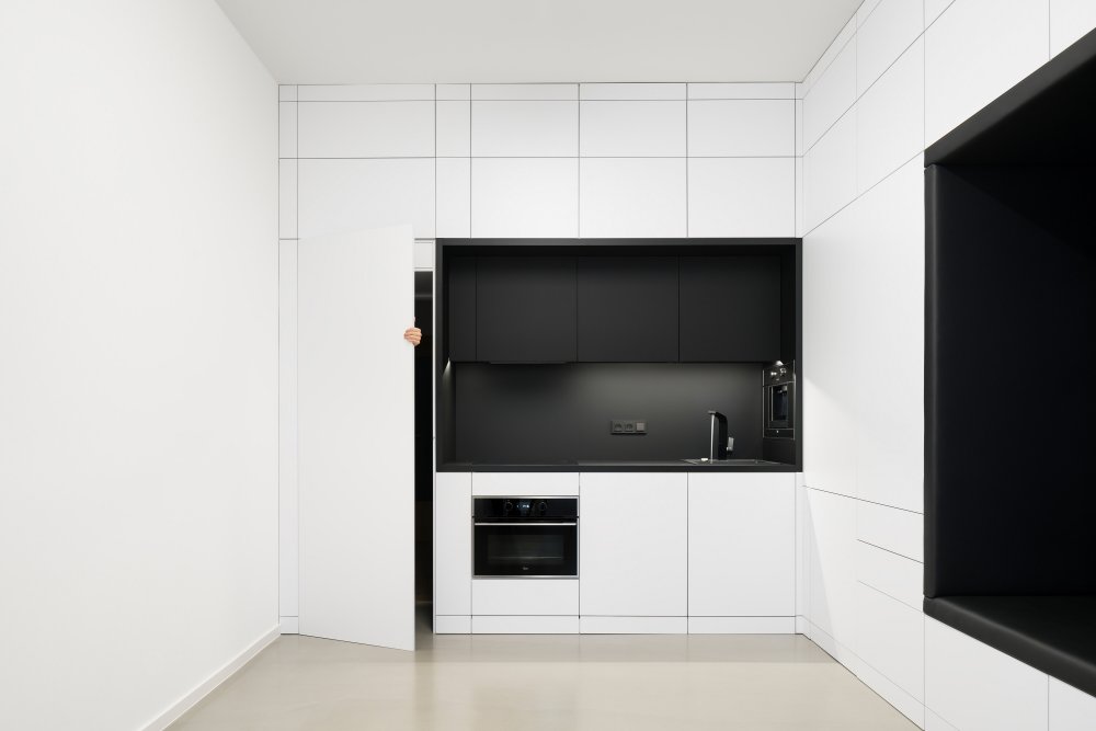 V modulu je plně vybavená kuchyně, kávovar i lednice. 