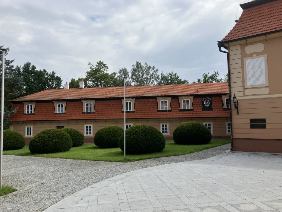 V druhé polovině 20. století sloužil převážně ministerstvu zahraničí. Zámek byl přebudován na luxusní hotel pro ubytování zahraničních delegací.