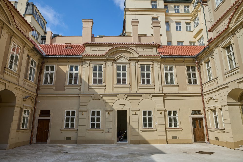 Sdružení stavebních firem Materostav a Syner dokončilo v centru Prahy rekonstrukci interiérů paláce Savarin. Veškeré práce byly důsledně propojené s dohledem památkářů, kteří dbali o každý detail.