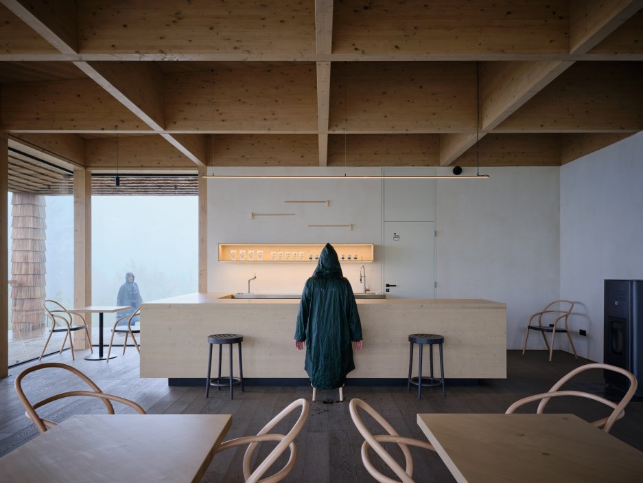 Do hlavního objektu umístili architekti ze studia Henkai malé infocentrum s čekárnou a kavárnou.