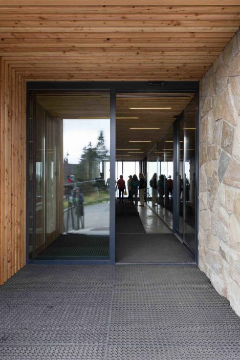 V exteriéru využili architekti spíš hrubé materiály jako je dřevo a kámen.  