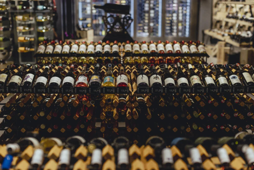 Sklep se pyšní obsáhlou sbírkou vín z celého světa.