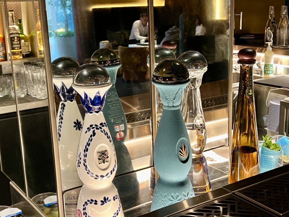 Na baru nesmí chybět luxusní tequila Clase Azul