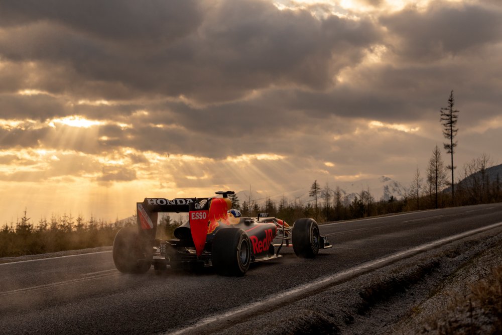 F1 v reklamním spotu RedBullu zamířila i na jihomoravské vinice.