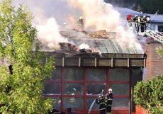 Požár v bazénu v Českém Krumlově zatím není pod kontrolou, kus střechy se propadl