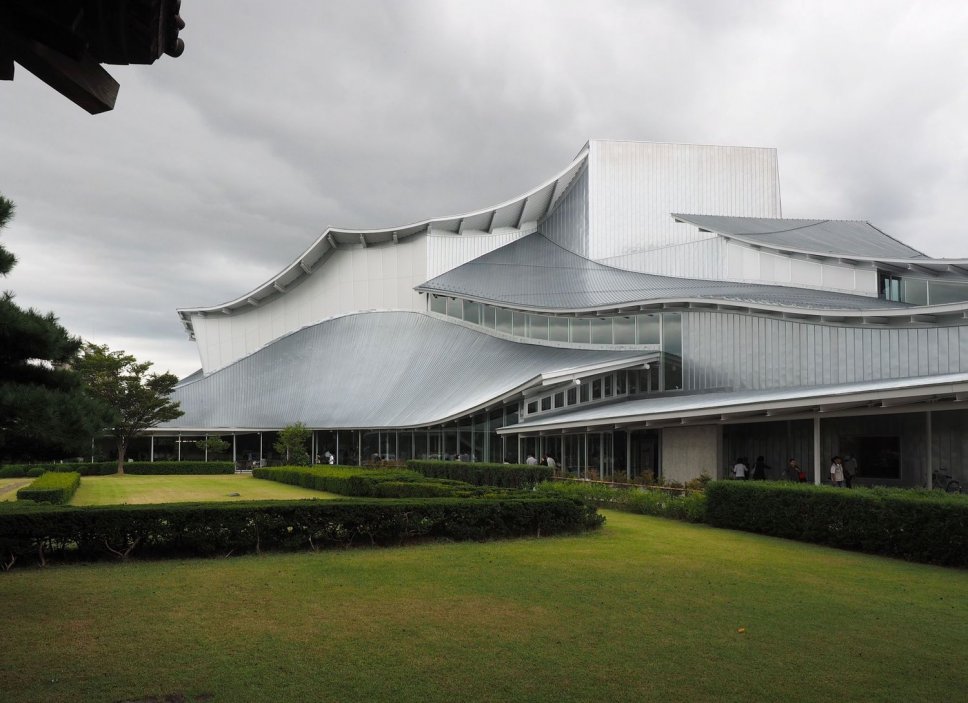 Japonští architekti Kazuyo Sejima a Ryue Nishizawa pracují společně pod názvem SANAA od roku 1995. V roce 2010 společně získali nejvýznamnější architektonické ocenění – Pritzkerovu cenu. 
