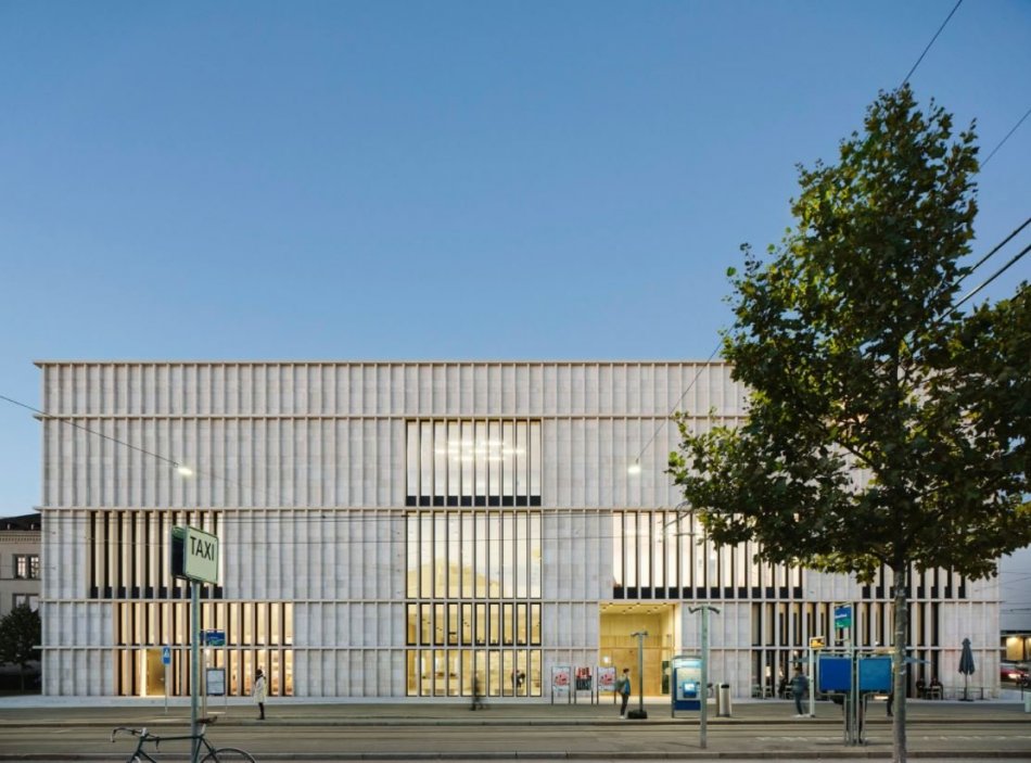 Davida Chipperfield pracoval nejprve u Douglase Stephena, Richarda Rogera a Normana Fostera. Svůj vlastní ateliér David Chipperfield Architects založil v roce 1984 v Londýně. Za pozornost stojí také dostavba největšího muzea umění ve Švýcarsku – Kunsthaus Zürich.