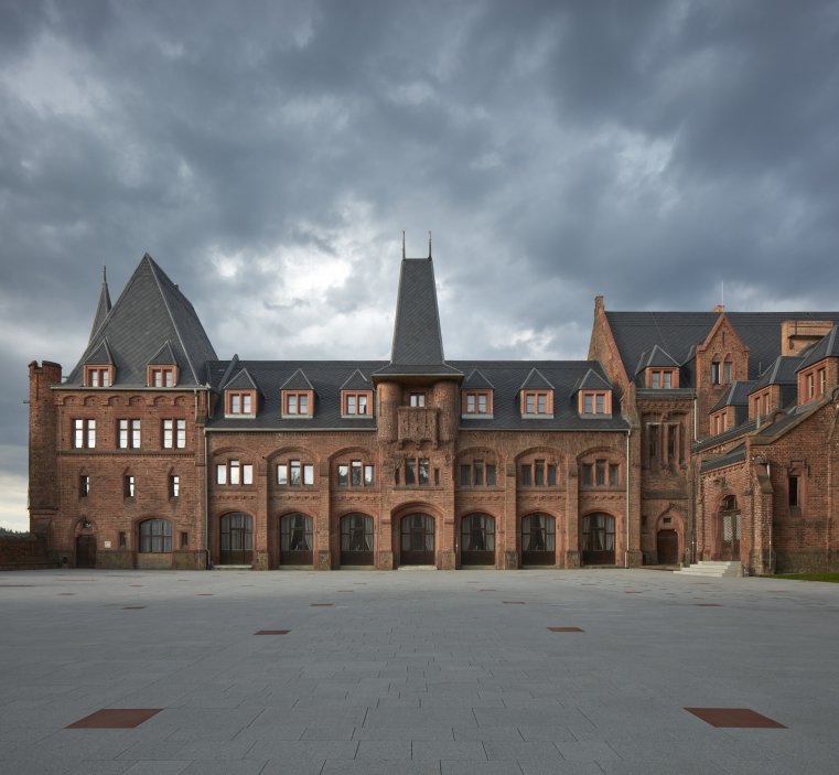 Součástí areálu je i objekt zvaný Červený zámek, který se po rekonstrukci přeměnil na prostor pro společenské události.
