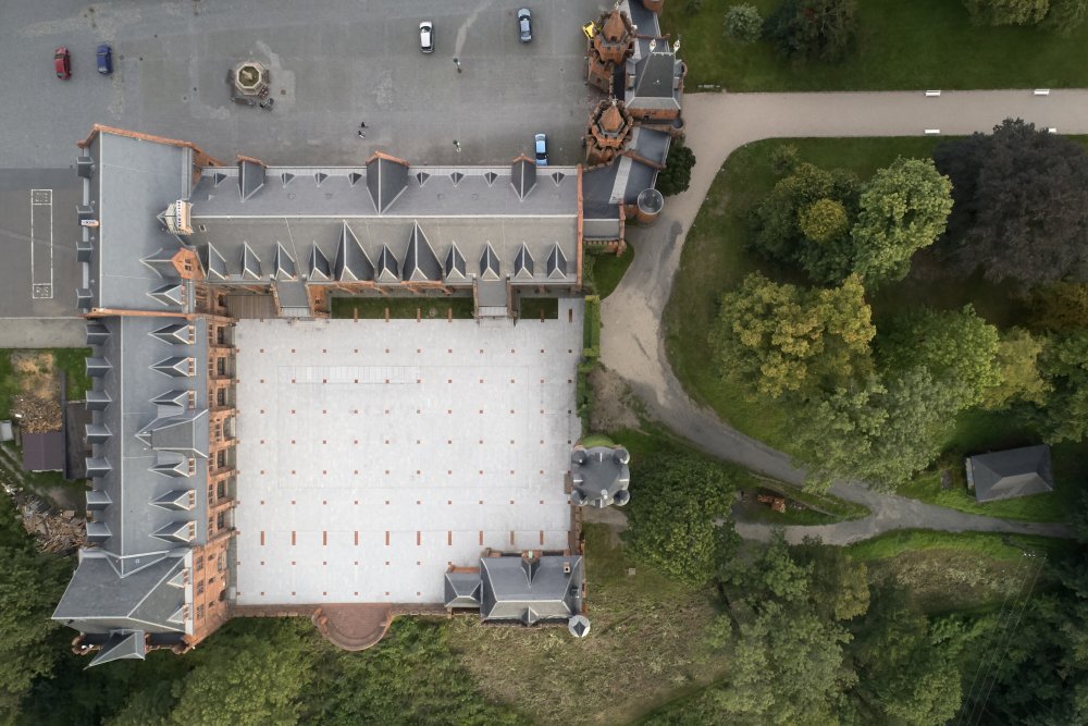 Areál, který svou rozlohou patří mezi největší v Česku, byl vystavěn  80. letech 19. století podle návrhu vratislavského architekta Alexise Langera.