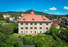 Zámek stojí na úbočí vyvýšeného svahu a svojí majestátní polohou nad Litoměřicemi tvoří spolu s přilehlým hospodářstvím a kostelem sv. Petra a Pavla výraznou krajinnou dominantu s  výhledem na Litoměřice a krajinu Českého středohoří.
