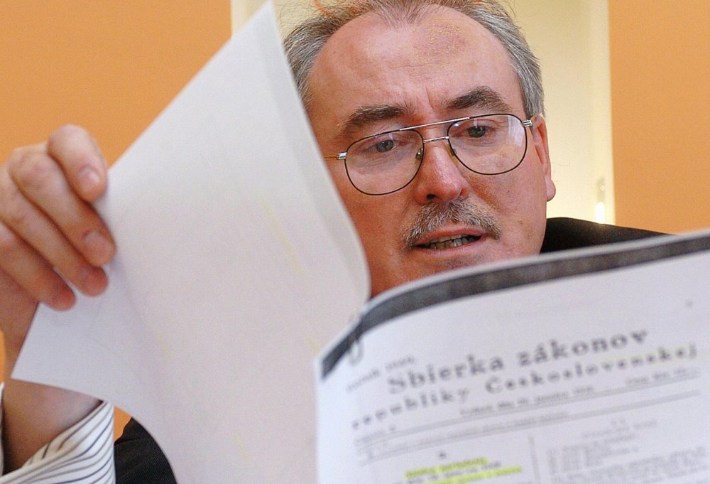 2. října 1990 Federální shromáždění přijalo zákon o zmírnění následků některých majetkových křivd, tedy takzvaný restituční zákon. Na archivním snímku Jaroslav Čapek, právní zástupce Františka Oldřicha Kinského, který se v České republice domáhal vrácení majetku za desítky miliard korun.
