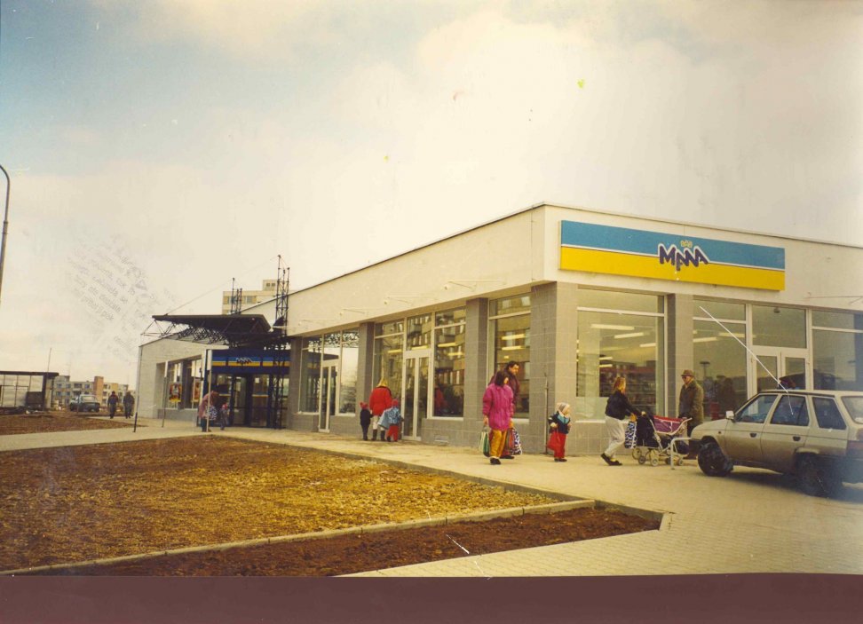 6. června 1991 v Jihlavě otevírá první provozovnu supermarket Mana. "Výstavba prvního porevolučního supermarketu působila jako zjevení. V momentě otevření hranic směrem na západ začali lidé hojně cestovat, všímat si, jaké zboží se prodává v zahraničí, a také ho přirozeně očekávat na našich pultech,“ komentuje Jan Janáček, vedoucí týmu maloobchodních pronájmů v CBRE.