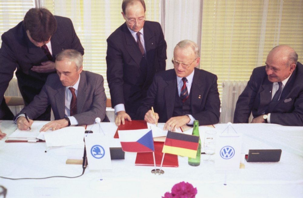 Volkswagen postupně ovládá výrobce automobilů Škoda Auto. Jan Vrba a Carl Hahn při podpisu smlouvy o vytvoření společného podniku na výrobu automobilů Škoda 28. března 1991.