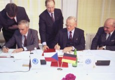 Volkswagen postupně ovládá výrobce automobilů Škoda Auto. Jan Vrba a Carl Hahn při podpisu smlouvy o vytvoření společného podniku na výrobu automobilů Škoda 28. března 1991.