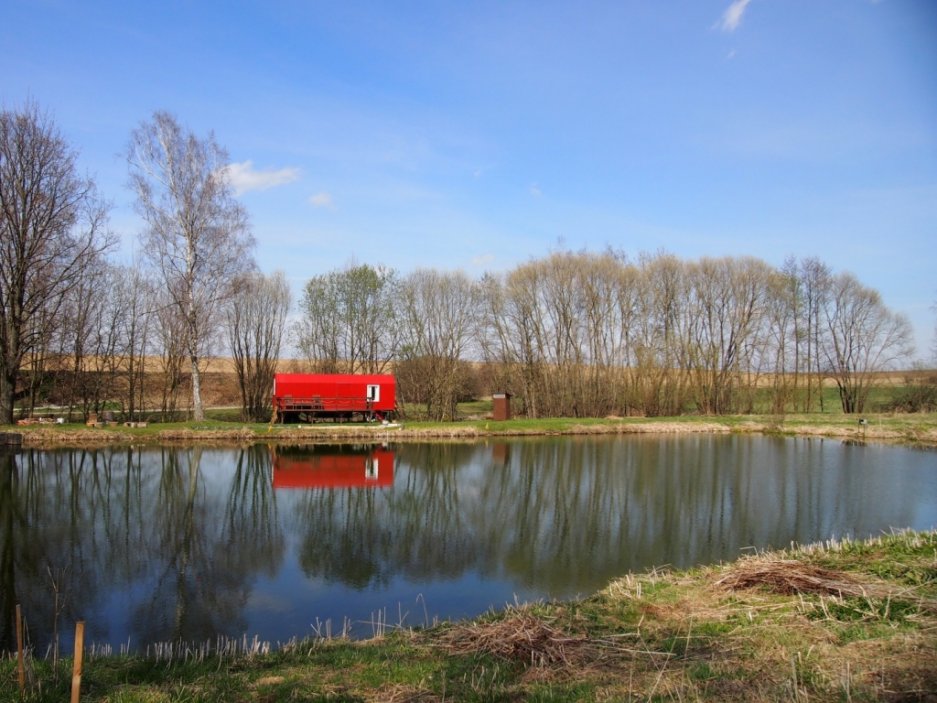 Maringotka KvětLois nabízí ubytování poblíž rybníka nedaleko Pelhřimova.