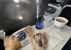 Snídaně na letu z Berlína do Londýna - croissant se šunkou a sýrem a čokoládový muffin