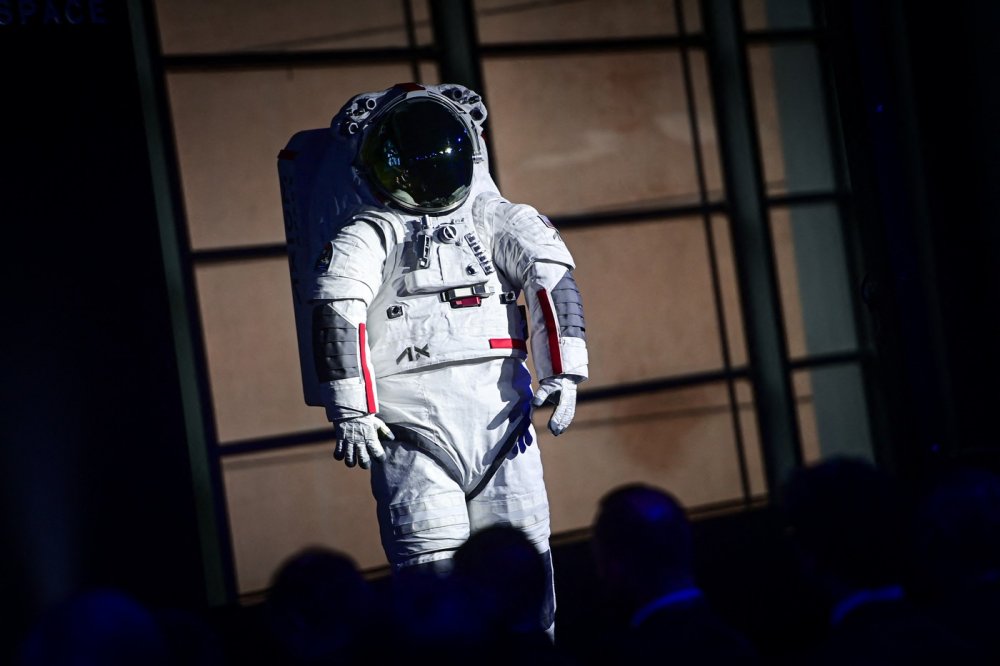 Astronauti poletí na Měsíc zřejmě ve skafandrech značky Prada