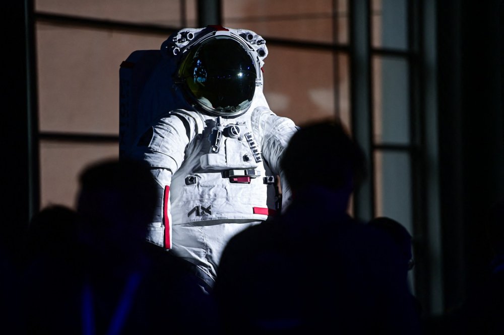 Astronauti poletí na Měsíc zřejmě ve skafandrech značky Prada