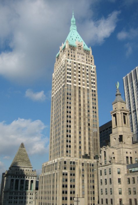 283 metrů vysoký mrakodrap The Trump Building z roku 1930 má údajně patřit k Trumpově největším realitním majetkům, ačkoliv jej ve skutečnosti nevlastní. Na základě zmiňované smlouvy k pozemku podle amerických médií Trump platí naopak nájemné movité německé rodině Hinnebergů.