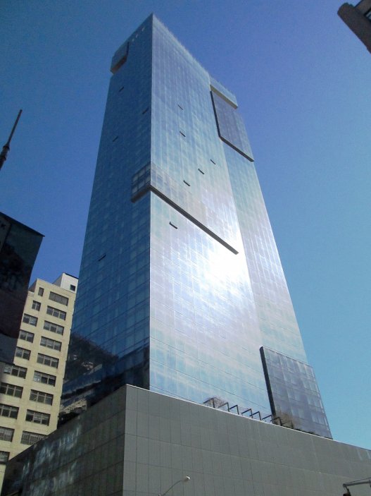 The Dominick Hotel - Další kontroverzní budovou je i bytový hotel nazývaný Trump SoHo. Ani tuto budovu nikdy prý Trump ale nevlastnil. D. Trump jej sice nepostavil, dohodl se však s investory o prodeji licence na své jméno a na správě budovy.