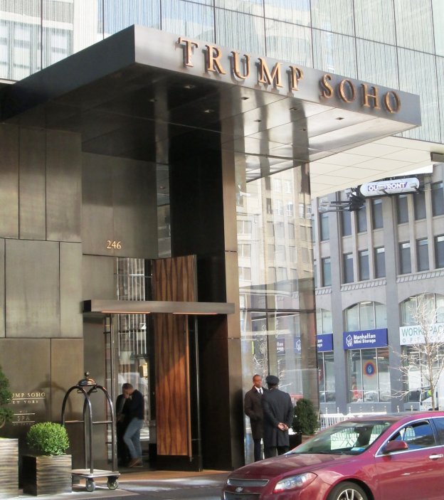 The Dominick Hotel - Na uvedené transakci se podílel i odsouzený Felix Sater s kontakty na ruskou mafii a Trumpovi měl pomáhat prosadit dohodu o otevření Trump Tower v Moskvě. Trump Organization se pak soudila s majiteli zdejších bytů, kteří se cítili podvedeni.
