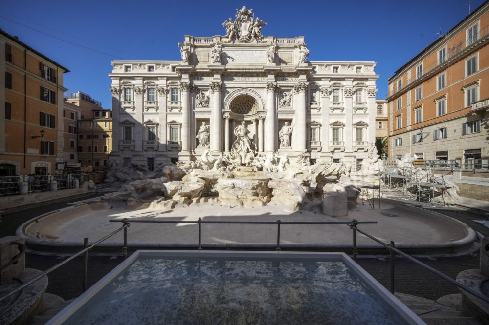 Fontana di Trevi je vypuštěná, místo ní je bazének