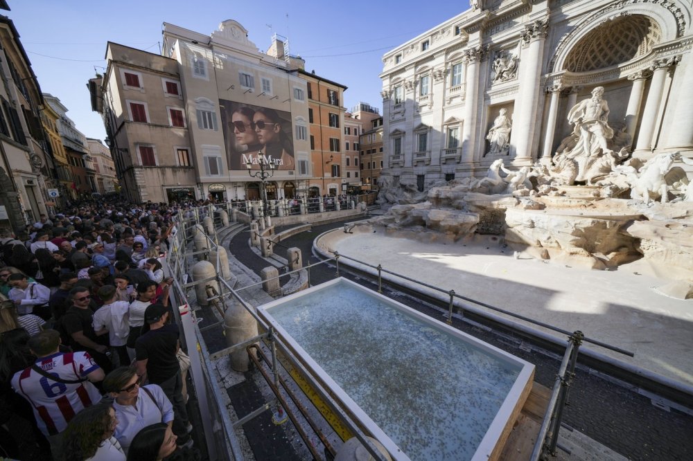 Fontana di Trevi je vypuštěná, místo ní je bazének
